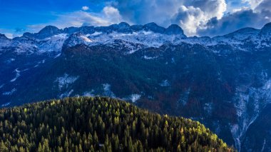 İtalya 'nın kuzeydoğusundaki Val Raccolana Vadisi ve Montasio manzarası