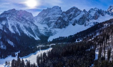 Rio Freddo, İtalya, karlı Alp köyü manzaralı