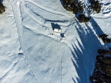 Rio Freddo, İtalya, karlı Alp köyü manzaralı