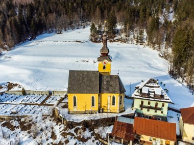 Rio Freddo, İtalya. Alp köyünün mimari manzarası 