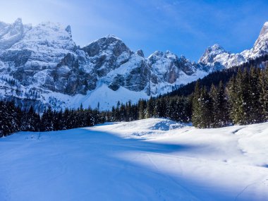 Rio Freddo, İtalya, karlı Alp köyü manzaralı