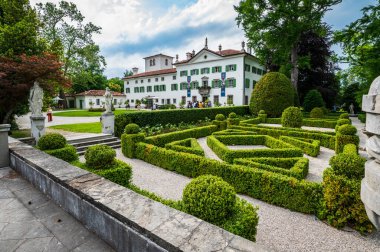 MORUZZO, İtalya - 17 Mayıs 2015: Friuli bölgesinin kalbinde yer alan Villa Savorgnan di Brazza 'nın cephesi.