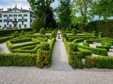 MORUZZO, İtalya - 17 Mayıs 2015: Friuli bölgesinin kalbinde yer alan Villa Savorgnan di Brazza 'nın cephesi.