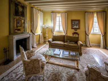 MORUZZO, İtalya - 17 Mayıs 2015: Friuli bölgesinin kalbinde yer alan Villa Savorgnan di Brazza 'nın içi.