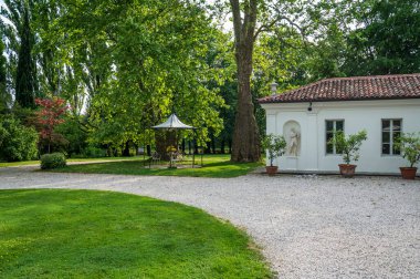 MORUZZO, İtalya - 17 Mayıs 2015: Friuli bölgesinin kalbinde yer alan Villa Savorgnan di Brazza 'nın cephesi.