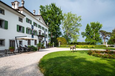 MORUZZO, İtalya - 17 Mayıs 2015: Friuli bölgesinin kalbinde yer alan Villa Savorgnan di Brazza 'nın cephesi.