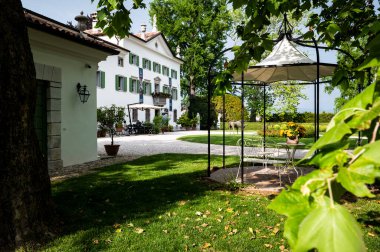 MORUZZO, İtalya - 17 Mayıs 2015: Friuli bölgesinin kalbinde yer alan Villa Savorgnan di Brazza 'nın cephesi.