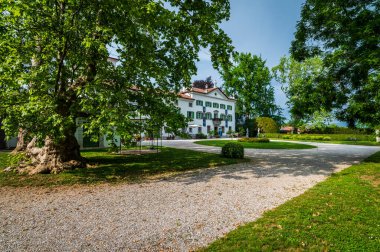 MORUZZO, İtalya - 17 Mayıs 2015: Friuli bölgesinin kalbinde yer alan Villa Savorgnan di Brazza 'nın cephesi.