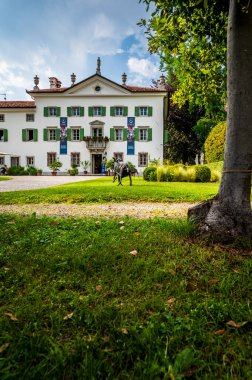 MORUZZO, İtalya - 17 Mayıs 2015: Friuli bölgesinin kalbinde yer alan Villa Savorgnan di Brazza 'nın cephesi.
