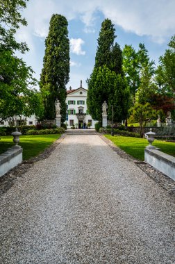 MORUZZO, İtalya - 17 Mayıs 2015: Friuli bölgesinin kalbinde yer alan Villa Savorgnan di Brazza 'nın cephesi.