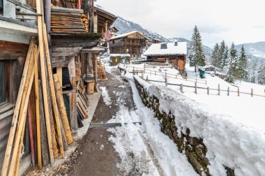 Sauris di Sotto 'da kış. Kar büyüsü ve eski ahşap evler. İtalya