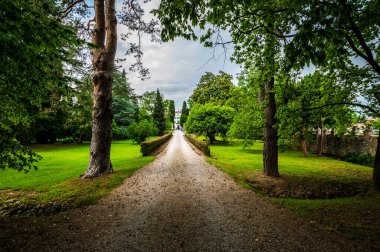 MORUZZO, İtalya - 17 Mayıs 2015: Friuli bölgesinin kalbinde yer alan Villa Savorgnan di Brazza 'nın cephesi.