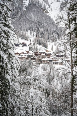 Sauris di Sotto 'da kış. Kar büyüsü ve eski ahşap evler. İtalya