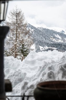 Sauris di Sotto 'da kış. Kar büyüsü ve eski ahşap evler. İtalya