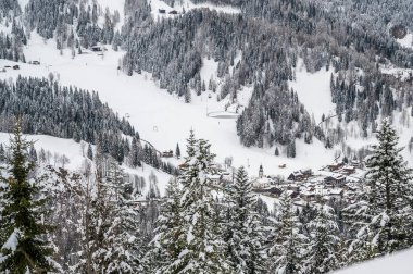 Sauris di Sotto 'da kış. Kar büyüsü ve eski ahşap evler. İtalya
