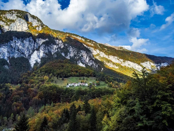 イタリアの北東部 ヴァル ラトリアーナ渓谷とモンタシオの眺め — ストック写真