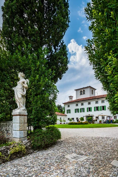 MORUZZO, İtalya - 17 Mayıs 2015: Friuli bölgesinin kalbinde yer alan Villa Savorgnan di Brazza 'nın cephesi.