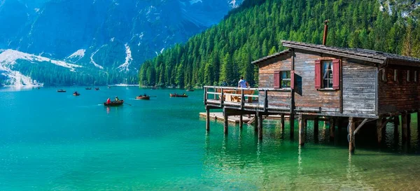 Dolomitler. Braies gölü ve tekneleri. Suda zümrüt renkleri.