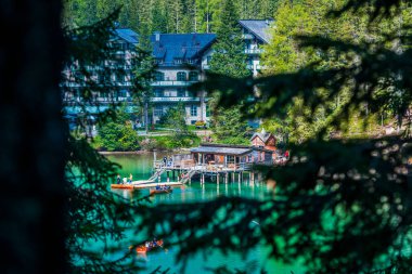 Dolomitler. Braies gölü ve tekneleri. Suda zümrüt renkleri.