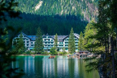 Dolomitler. Braies gölü ve tekneleri. Suda zümrüt renkleri.