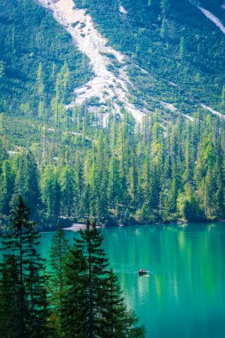 Dolomitler. Braies gölü ve tekneleri. Suda zümrüt renkleri.
