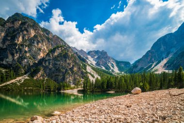 Dolomitler. Braies gölü ve tekneleri. Suda zümrüt renkleri.