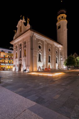 San Candido 'da. Geceleri Dolomitlerdeki Alpler Kasabası