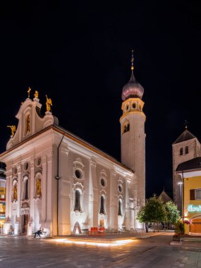 San Candido 'da. Geceleri Dolomitlerdeki Alpler Kasabası