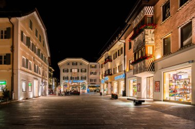 San Candido 'da. Geceleri Dolomitlerdeki Alpler Kasabası