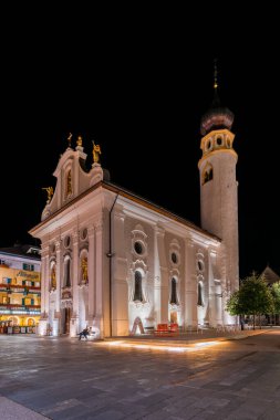 San Candido 'da. Geceleri Dolomitlerdeki Alpler Kasabası