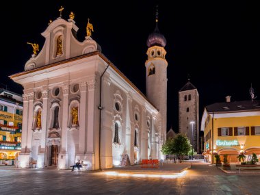San Candido 'da. Geceleri Dolomitlerdeki Alpler Kasabası