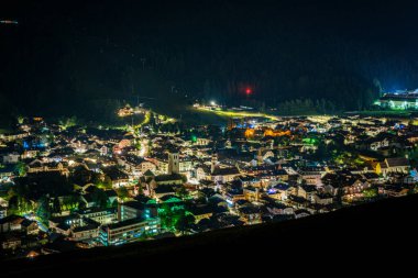 San Candido 'da. Geceleri Dolomitlerdeki Alpler Kasabası