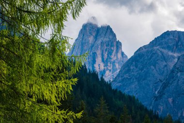Val Fiscalina. Sesto Dolomitlerinin Çerçevesi.