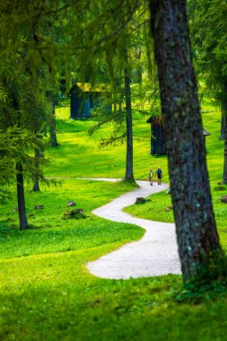 Val Fiscalina. Sesto Dolomitlerinin Çerçevesi.