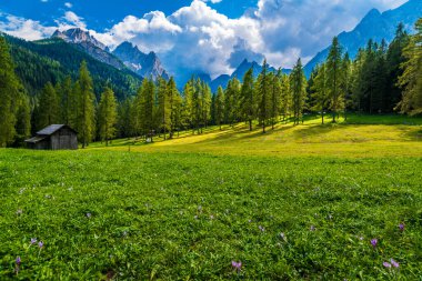 Val Fiscalina. Sesto Dolomitlerinin Çerçevesi.