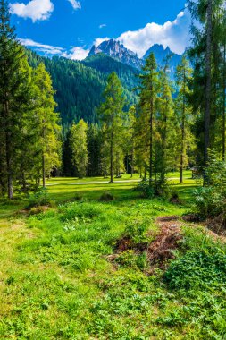 Val Fiscalina. Sesto Dolomitlerinin Çerçevesi.