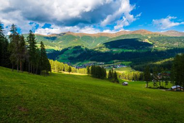 Val Fiscalina. Sesto Dolomitlerinin Çerçevesi.