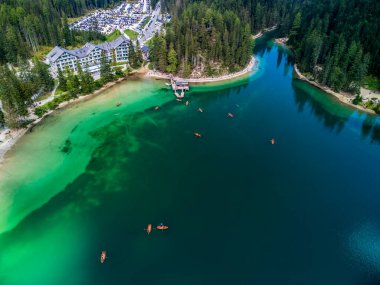 Rüya Dolomitler. Braies Gölü 'nün yansımaları.