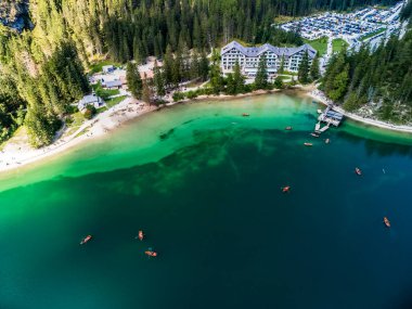 Rüya Dolomitler. Braies Gölü 'nün yansımaları.