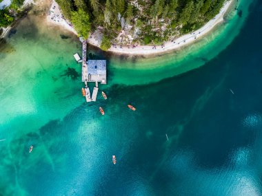 Rüya Dolomitler. Braies Gölü 'nün yansımaları.