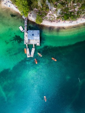 Rüya Dolomitler. Braies Gölü 'nün yansımaları.