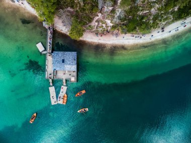 Rüya Dolomitler. Braies Gölü 'nün yansımaları.