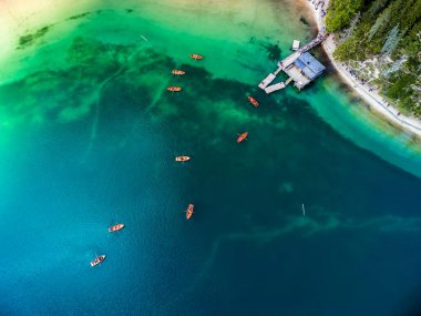 Rüya Dolomitler. Braies Gölü 'nün yansımaları.