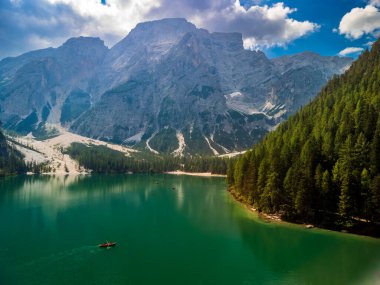 Rüya Dolomitler. Braies Gölü 'nün yansımaları.