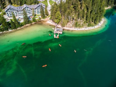 Rüya Dolomitler. Braies Gölü 'nün yansımaları.