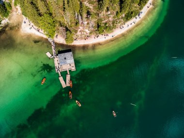 Rüya Dolomitler. Braies Gölü 'nün yansımaları.