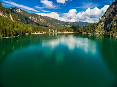 Rüya Dolomitler. Braies Gölü 'nün yansımaları.