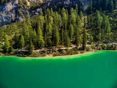 Rüya Dolomitler. Braies Gölü 'nün yansımaları.