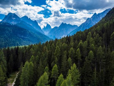 Braies Gölü ve vadisinde sonbahar renkleri ve yansımaları.