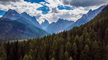 Braies Gölü ve vadisinde sonbahar renkleri ve yansımaları.